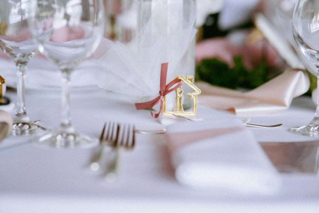 Elegancko nakryty stół weselny w klimatycznej krakowskiej restauracji Elegancko nakryty stół weselny w klimatycznej krakowskiej restauracji
